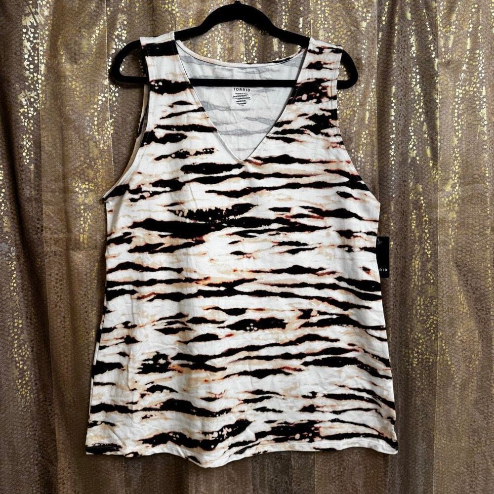 Torrid 4K White Tiger Pattern Stripe V Neck Foxy Tank Top 3X 22-24 NWT